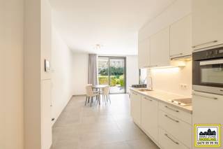 <p>"ABSOLUTE TOPPER" Afspraak ENIGE BEZOEKDAG uitsluitend telefonisch via Elias op 0479/ 57 .22 .88. Meer info via Facebook "Remue Randy" – LIKE de pagina en blijf op de hoogte van alle nieuwe panden. In Residentie Dil’Flats gelegen te D'Arconatistraat 77 in Dilbeek, treffen we één van de meest gerenommeerde residenties van de regio Dilbeek, deze prachtige assistentiewoning. Indeling: Bij het binnenkomen bevindt zich de ruime inkomhal, met aan de rechterzijde de toegangsdeur naar de master slaapkamer die via zijn hoekraam uitzicht geeft op het schitterende privédomein. Aansluitend treffen we de moderne badkamer met inloopdouche, wastafel met opbergruimte en toilet. Verder hebben we de volledig uitgeruste open keuken, voorzien van kwalitatieve Miele-toestellen waaronder een vaatwasser, wasmachine, combi-oven en ceramische kookplaat. De leefruimte is voorzien voor een eetplaats en een ruime zithoek, met aansluitend toegang tot het zeer grote privé-terras van maar liefst 34 m². Bekend om haar uitmuntende service, luxe en comfort, kent deze residentie een wachtlijst aan geïnteresseerde bewoners. Deze flat is onmiddellijk beschikbaar voor eigen bewoning of verhuurd via de wachtlijst aan kandidaat-huurders indien aankoop als investering. Een absolute topper voor 65+ op zoek naar zorgeloos wonen in een hoogstaande omgeving,<br />P-score A / G-score A.<br />VOOR ZEER SNELLE BESLISSERS!<br />IMMO ZONE RHODELAND – Elias Le Juste 0479/ 57 .22 .88</p>