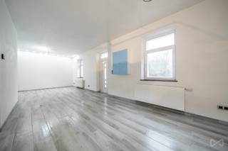 We Invest Hesbaye biedt u deze prachtige volledig gerenoveerde halfopen bebouwing aan.Met 138 m² bewoonbare oppervlakte, 3 slaapkamers + bureau en...