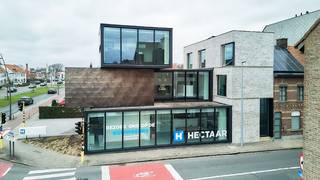Hectaar verhuist en biedt een uitzonderlijke kans: ons recent ontworpen kantoorgebouw, gelegen langs de Westlaan in Roeselare, is te huur of te koop. Dit kantoor is een architecturaal meesterwerk, gecreëerd door CAAN architecten, en is een ware eyecatcher in het lokale straatbeeld.<br /><br />Bijzondere kenmerken:
<ul>
	<li>Opvallend ontwerp: Het gebouw trekt de aandacht door zijn strakke kubusvormen, zinken beplating en grote glaspartijen, wat zorgt voor een moderne en professionele uitstraling.</li>
	<li>470 m² bruikbare vloeroppervlakte: Perfect voor bedrijven die behoefte hebben aan ruime, functionele werkplekken.</li>
	<li>40 m² extra berging/archiefruimte: Handig voor opslag of administratie.</li>
	<li>Parkeergelegenheid voor de deur: Voor medewerkers en bezoekers. Daarnaast is er extra parkeerruimte te huur vlakbij in de Ieperstraat.</li>
	<li>Energiezuinig en modern: Uitgerust met de nieuwste technieken voor een comfortabele en duurzame werkomgeving.</li>
	<li>Licht en ruimtelijk: De vele glaspartijen zorgen voor een overvloed aan natuurlijk licht, wat de werkomgeving zowel aangenaam als productief maakt.</li>
	<li>Instapklaar: Het kantoor is volledig ingericht en klaar voor gebruik.</li>
	<li>Zonnige tuin: Voor een ontspannen lunchpauze of informele vergaderingen in de buitenlucht.</li>
</ul>
Waarom kiezen voor dit kantoor? Ben je op zoek naar een moderne, energiezuinige en prachtig ontworpen werkplek op een zichtlocatie in Roeselare? Dit gebouw biedt alles wat je nodig hebt voor een inspirerende en productieve werkomgeving.<br /><br />Kom langs en ontdek het zelf! We geven je graag een rondleiding om je het volledige potentieel van dit unieke kantoor te tonen.<br /><br />Interesse? Neem vandaag nog contact met ons op en zet de eerste stap naar jouw nieuwe werkplek!