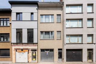 Stadswoning met ruime garage<br /><br />Locatie<br />Gelegen in een rustige enkelrichtingsstraat, vlak bij Park Spoor Noord, geniet deze woning van een uitstekende ligging waar rust en stadsleven vlot samenkomen. Op wandelafstand bevinden zich het trendy Eilandje, AP Hogeschool en het ZNA Cadix-ziekenhuis. Ook supermarkten, buurtwinkels, gezellige cafés en tal van restaurants liggen binnen handbereik. Dankzij de nabijheid van het bruisende stadscentrum, openbaar vervoer en belangrijke invalswegen is dit een ideale uitvalsbasis.<br /><br />Beschrijving<br />Deze stadswoning biedt een verrassend praktische indeling en beschikt bovendien over een ruime inpandige garage, een absolute meerwaarde in de stad. Via de inkomhal bereikt u de garage en de kelder, die extra opslagruimte voorziet. Op de eerste verdieping bevindt zich de lichtrijke leefruimte met grote raampartijen die zorgen voor een aangename lichtinval. Aansluitend bevindt zich de keuken. De tweede verdieping omvat een ruime slaapkamer en badkamer. Op de mansardeverdieping bevinden zich nog drie volwaardige slaapkamers, waardoor de woning uiterst geschikt is voor grote gezinnen, thuiswerkers of wie extra hobby- of logeerkamers wenst.<br /><br />Verplichte vermeldingen<br />EPC: 518 kWh/m²<br />P-score: D<br />G-score: D<br />Stedenbouwkundige inlichtingen: Vg, Wg, Gmo, Gvv, Vkr<br />Dit pand kan onderhevig zijn aan de renovatieverplichting die door de Vlaamse overheid wordt opgelegd voor residentiële gebouwen. Consulteer voor meer informatie de website van het Vlaams Energie- en Klimaatagentschap via https://www.vlaanderen.be/een-woning-kopen/renovatieverplichting-voor-residentiele-gebouwen-vanaf-2023.