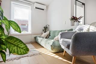 Deze woning is gelegen in de charmante historische wijk Noeveren, vlak bij de Rupeldijk. De volledig gerenoveerde woning beschikt over een epc Label A en een conforme elektrische installatie.
De indeling: Keuken met achteruitgang naar binnenkoer en bergplaats met ruime achterliggende tuin op onderste verdieping. De tuin kan heeft eigen uitgang (met fiets/te voet). Op eerste verdieping, inkom aan de straatzijde, leefruimte met zitkamer en eetplaats, tweede verdieping, nachthal, berging/wasplaats en ingerichte badkamer. In de ruimte onder de nok bevind zich nog een bergzolder. 