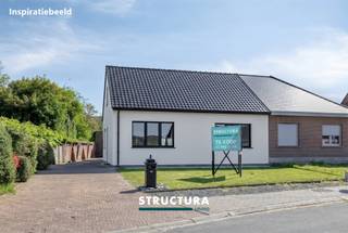 Op zoek naar comfortabel wonen op één niveau in een rustige, residentiële omgeving? Deze verzorgde gelijkvloerse woning is ideaal gelegen nabij het centrum van Steenhuffel (Londerzeel) en biedt een aangename combinatie van ruimte, licht en functionaliteit. Gelegen op een perceel van 5a 31ca geniet u hier van een mooie tuin en alle dagelijkse voorzieningen binnen handbereik.IndelingDeze gelijkvloerse woning biedt alle comfort op één niveau en verwelkomt u via een ruime inkomhal met gastentoilet. Verder beschikt de woning over een lichtrijke woonkamer, een aparte keuken en een praktische wasberging met toegang tot de zolder, waar nog mogelijkheden zijn tot uitbreiding. De nachthal leidt naar drie volwaardige slaapkamers en een badkamer uitgerust met ligbad, douche en dubbele wastafel. Buiten geniet u van een tuin met terras. Achteraan bevindt zich een ruime garage met plaats voor twee wagens en een bijkomende berging.Karakteristieken- Rustige ligging nabij het centrum- Gelijkvloers wonen met optimaal comfort- Garage voor twee wagens- Ruime zolder met extra bergruimte- Instapklare woning- Vrij bij akte- Bestuursmaatregelen in het maatregelenregister: neeEen ideale woning voor wie op zoek is naar comfort, rust en praktisch wonen op een centrale ligging. Interesse? Contacteer ons vandaag nog voor een bezoek via 02 460 80 46 of info@structura.be