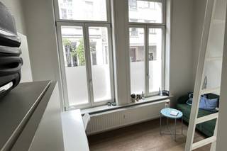 <h3><span>Ruime studentenkamer (22 m²) met privébadkamer in hartje Antwerpen ideaal voor eigen gebruik of als investering</span></h3><p><span>Deze studentenkamer kregen wij uitzonderlijk last minute in verkoop. Ze komt eind deze maand vrij en is momenteel nog niet verhuurd voor het volgende academiejaar. Dat maakt dit een unieke opportuniteit voor ouders die op het laatste moment nog een studentenkamer voor hun zoon of dochter willen aankopen.</span></p><p><span>De ruime kamer van 22 m² beschikt over een mooie eiken parketvloer, een privébadkamer en een hoogslaper (140 x 200 cm) met lattenbodem en ruime opbergmogelijkheden.</span></p><p><span>De kamer bevindt zich in residentie Huys van Portugael, een voormalige karaktervolle brandweerkazerne die in 2014 werd omgevormd tot een moderne studentenresidentie. Bij de renovatie werd bijzondere aandacht besteed aan zowel wooncomfort als sociale interactie.</span></p><p><span>Bewoners genieten van meer dan 70 m² gemeenschappelijke leefruimte, waaronder een volledig uitgeruste keuken met kookeiland en meerdere koelkasten. Daarnaast beschikt de residentie over een ruime overdekte fietsenstalling op het gelijkvloers.</span></p><p><span>De residentie is uitstekend gelegen in het historische centrum van Antwerpen, midden in de studentenbuurt en op wandelafstand van diverse campussen, winkels, cafés en openbaar vervoer. Ondanks deze centrale ligging geniet de kamer van een bijzonder rustige locatie aan de binnenkoer van de residentie. Bovendien bevindt het gebouw zich in een rustige straat zonder horeca, wat zorgt voor een aangename en stille woonomgeving.</span></p><p><span>De kamer wordt momenteel verhuurd voor 540 per maand, aangevuld met 85 maandelijkse kosten, goed voor een totale maandelijkse betaling van 625.</span></p><p><span>Deze studentenkamer vormt een aantrekkelijk alternatief voor ouders van studerende kinderen. In plaats van gedurende vier à vijf studiejaren huur te betalen, bouwen zij via een aankoop eigen vermogen op, terwijl hun zoon of dochter comfortabel verblijft op een centrale en rustige locatie in Antwerpen.</span></p><p><span>Ook als investering biedt deze kamer interessante mogelijkheden. Dankzij de uitstekende ligging in de Antwerpse studentenbuurt en de blijvende vraag naar kwalitatieve studentenkamers is het vinden van een geschikte huurder doorgaans geen probleem. Indien gewenst, kunnen wij hierbij ondersteuning bieden en kunnen afspraken rond verhuurgarantie worden besproken.</span></p><p><span>Een unieke kans om op korte termijn eigenaar te worden van een ruime studentenkamer op een toplocatie in het centrum van Antwerpen, net op tijd voor het komende academiejaar.</span></p>