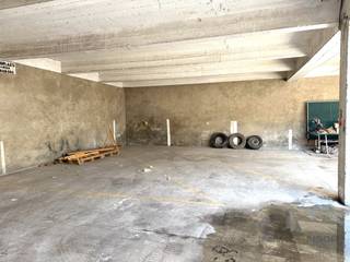 Te koop: overdekte standplaats van 82 m² in de Plantenstraat 11 te Oostende.<br /><br />Deze ruime standplaats biedt verschillende mogelijkheden voor investeerders. Mits het bekomen van een omgevingsvergunning kan de ruimte worden opgedeeld in meerdere afzonderlijke standplaatsen. Deze kunnen vervolgens afzonderlijk worden verhuurd of opnieuw worden verkocht.<br /><br />Een interessante opportuniteit om een bestaande ruimte te optimaliseren en meerdere opbrengsten te creëren.<br />Voor meer informatie of een bezoek: Nikolaas 0496 68 84 67 of www.ensor.immo
