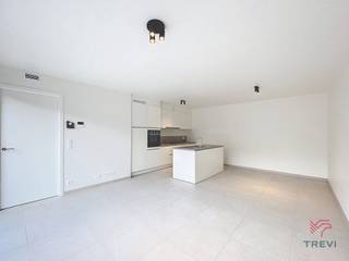 <p>Gelegen in het project Mench in Schaarbeek combineert deze nieuwbouwwoning ruimte, comfort en moderniteit in een rustige en groene woonomgeving.</p>
<p>Het project is georganiseerd rond een grote gemeenschappelijke aangelegde tuin en biedt tegelijk een uitstekende bereikbaarheid dankzij de nabijheid van openbaar vervoer, winkels en grote verbindingswegen.</p>
<p>De woning bestaat op het gelijkvloers uit een ruime en lichtrijke leefruimte met een open, volledig uitgeruste keuken, met toegang tot een buitenruimte. Een wasruimte en een gastentoilet vervolledigen dit niveau.</p>
<p>Op de verdieping vindt u drie comfortabele slaapkamers, waarvan één met balkon, evenals twee moderne badkamers. Een ideale woning voor een gezin dat op zoek is naar een nieuw, duurzaam en goed gelegen huis.</p>
<p>De energieprestaties zijn uitstekend met een EPC A, dankzij geavanceerde technische voorzieningen: warmtepomp, zonnepanelen, ventilatiesysteem met dubbele flux, vloerverwarming, kwaliteitsvolle materialen en verzorgde afwerkingen. Lage provisies. Onmiddellijk beschikbaar. Mogelijkheid om een parkeerplaats te huren tegen meerprijs (met of zonder laadpaal). Oppervlaktes worden ter indicatie opgegeven.<br /><br /></p>
<p>Indeling:</p>
<ul>
<li>Entreehal</li>
<li>Toilet</li>
<li>Wasruimte</li>
<li>Woonkamer met volledig ingerichte keuken</li>
</ul>
<p>Eerste verdieping</p>
<ul>
<li>Slaapgedeelte</li>
<li>Toilet</li>
<li>Badkamer</li>
<li>3 slaapkamers</li>
<li>Doucheruimte</li>
</ul>