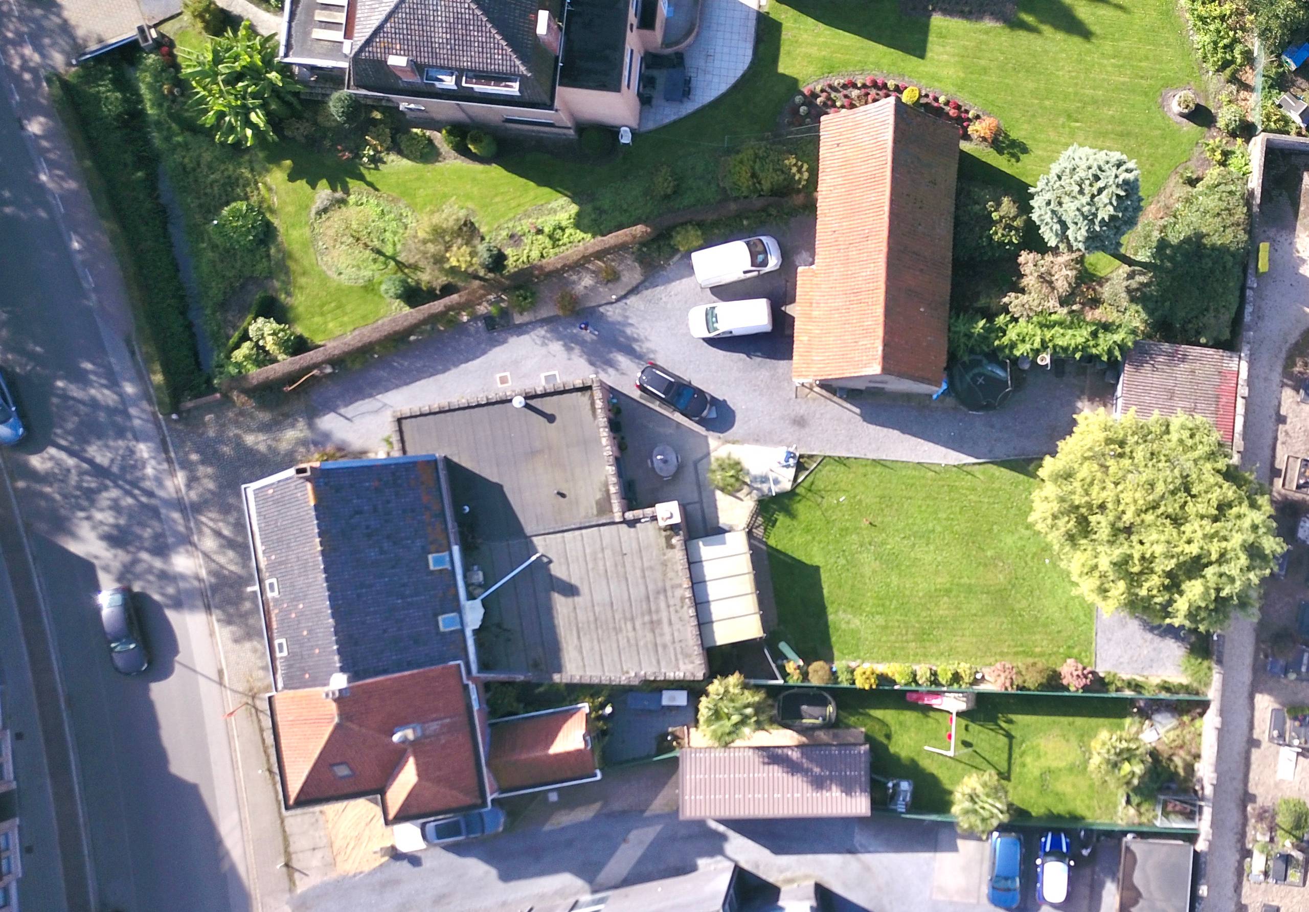 Woning met multifuncitonele ruimtes in de dorpskern met 5 slpk, tuin, gar, terras en schuur voor 379000 EUR! - foto 3