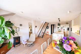 <p><span>TROEVEN</span></p><p><span>Een duplex die écht alles heeft. Ruimte, lichtinval, een royaal terras met zicht op groen én een knusse buitenhoek voor als de avond valt. En dat allemaal met een indeling die gewoon klopt.</span></p><p><span>"'s Ochtends koffie op het grote terras met ochtendzon. 's Avonds nog even nazitten op het cozy terrasje beneden. Zo kan het leven zijn."</span></p><p><span>FEITEN</span></p><ul><li><span>Duplex appartement met slimme, lichte indeling</span></li><li><span>Eerste verdieping: 2 slaapkamers, badkamer, berging en apart toilet</span></li><li><span>Open keuken met groot eiland en leefruimte/eetkamer</span></li><li><span>Boven: polyvalente ruimte nu salon, ook perfect als extra slaapkamer</span></li><li><span>Groot terras boven met zicht op groen + ochtend- en middagzon</span></li><li><span>Gezellig terrasje beneden met middag- en avondzon</span></li></ul><p><span>OMSCHRIJVING</span></p><p><span>Wie dit appartement betreedt, voelt het meteen: hier is goed over nagedacht. De open keuken met groot eiland vormt het kloppende hart van de leefruimte op de eerste verdieping. Rondom: ruimte genoeg voor een volwaardige eetkamer én een zithoek. Luchtig, gezellig, uitnodigend.</span></p><p><span>De twee slaapkamers, badkamer, berging en apart toilet zitten netjes weggewerkt op dezelfde verdieping praktisch en rustig. Naar boven toe opent het appartement zich volledig. De bovenste ruimte, nu ingericht als salon, is moeiteloos om te toveren tot een derde slaapkamer en grenst rechtstreeks aan het grote terras.</span></p><p><span>Dat terras is een wereld apart. Zicht op groen, ochtend- en middagzon de plek waar je de dag goed wil beginnen én goed wil afsluiten. Beneden, aansluitend aan de leefruimte, wacht nog een intiem terrasje dat de namiddag- en avondzon vangt. Cozy en beschut, ideaal voor een rustig aperitief.</span></p><p><span>Dit is geen appartement dat je 'gewoon koopt'. Dit is er een waar je meteen thuis bent.</span></p><p><span>Benieuwd of dit jouw nieuwe thuis is? Neem nu nog contact op via 03.646.66?55 of christophe@sinjoor.be</span></p>