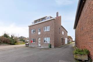 Dit ruime pand aan de Stepsstraat 2 in Gingelom biedt tal van mogelijkheden voor wie op zoek is naar een ruime woning. Met een bewoonbare oppervlakte van ongeveer 270 m² is dit een ideale gezinswoning, maar ook perfect geschikt voor wie een combinatie zoekt van wonen en werken, zoals een atelier, praktijk of werkruimte.<br /><br />Een groot pluspunt is de zeer ruime garage met elektrische sectionale poort, die niet alleen plaats biedt voor voertuigen, maar ook dienst kan doen als werk- of opslagruimte. Boven de garage bevindt zich een extra ruimte van ongeveer 45 m², die nog naar wens kan worden ingevuld. Achteraan de garage is er een aparte douchekamer.<br /><br />Op het gelijkvloers vinden we een aangename en ruime living met een aparte eetkamer en een functionele keuken. Op de verdieping zijn er drie grote slaapkamers voorhanden.<br /><br />De woning is voorzien van overal dubbele beglazing (hout + pvc), wordt verwarmd op mazout en er werd een waterontharder geïnstalleerd. De elektrische installatie is tevens volledig conform gekeurd.<br /><br />Buiten is er een volledig omheinde en onderhoudsvriendelijke tuin.<br /><br />Benieuwd naar deze woning en de vele mogelijkheden? Neem snel contact op voor een bezichtiging!