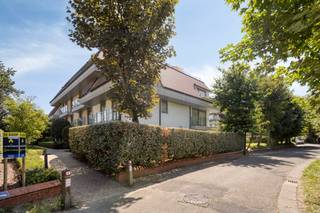 <u><em><strong>Exclusief dakappartement met royale zonneterrassen in Residentie Elzenhof</strong></em></u><br /><br />Op een uitzonderlijk rustige ligging, midden in het groen en aan de rand van de gegeerde Dumontwijk, bevindt zich dit unieke dakappartement in de stijlvolle Residentie Elzenhof. Op slechts 250 meter van het strand en op wandelafstand van het bruisende centrum geniet u hier van een zeldzame combinatie van privacy, comfort en een absolute toplocatie.<br /><br />Bij het betreden van het appartement wordt u verwelkomd in een verzorgde inkomhal met gastentoilet. De royale leefruimte baadt de hele dag in natuurlijk licht dankzij de grote raampartijen en vormt samen met de afzonderlijke keuken een aangename en uitnodigende leefomgeving.<br /><br />De zuidoost oriëntatie zorgt voor een optimale bezonning, waardoor u van 's morgens tot zonsondergang kunt genieten op de twee prachtige terrassen die naadloos aansluiten op de leefruimte. Een unieke buitenbeleving waar rust en privacy centraal staan.<br /><br />Het appartement beschikt over twee ruime, volwaardige slaapkamers, waarvan één rechtstreeks uitgeeft op het zonovergoten terras. De stijlvolle badkamer is smaakvol ingericht met een ruime inloopdouche, een elegant lavabomeubel en een tweede toilet.<br /><br />Een absolute meerwaarde vormt het uitzonderlijk ruime terras, voorzien van vier praktische bergingen. Eén ervan beschikt over een aansluiting voor een wasmachine, terwijl de overige bergingen royale extra opbergruimte bieden.<br /><br />In de ondergrondse verdieping bevindt zich bovendien een ruime privatieve kelderberging, ideaal gelegen vlak bij de lift. Daarnaast beschikt de residentie over een gemeenschappelijke fietsenberging.<br /><br />Dit exclusieve dakappartement vormt de perfecte keuze als stijlvolle vaste woonst of als luxueus tweede verblijf aan zee. Een unieke opportuniteit voor wie op zoek is naar ruimte, rust, comfort en een zorgeloze woonervaring op een van de meest gegeerde locaties van De Panne.<br /><br />Er bestaat de mogelijkheid tot aankoop van een ruime ondergrondse garage. Deze biedt niet alleen plaats aan een wagen, maar beschikt tevens over voldoende extra ruimte voor fietsen, strandmateriaal of bijkomende stockage. Vraagprijs: €67.500<br /><br />Met de installatie van een warmtepomp kan het appartement een gunstig EPC-label B behalen (158 kWh/m² jaar).