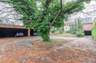 In de Stationsstraat, de winkelas van Sint-Niklaas, bevindt zich dit uitzonderlijk ruime handelspand met bovenliggende woonst, grote tuin, garages...