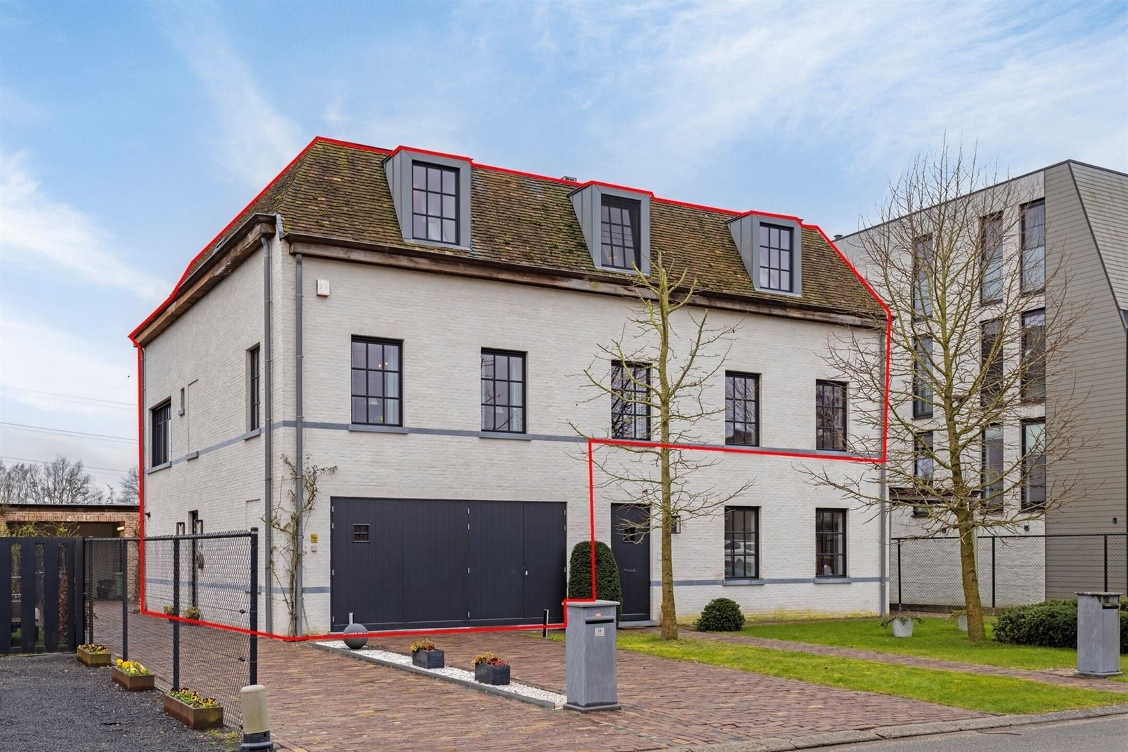 Uitzonderlijke Duplex met zicht op kanaal, garage, carport en ruime (wijn)kelder! - foto 2