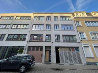 Appartement op rustige ligging. Het appartement is gelegen in een kleinschalig gebouw met lage algemene onkosten.<br /><br />Indeling:<br />Hal: +/- 4 m², laminaat.<br />Living: +/- 18.5 m², laminaat.<br />Keuken: +/- 4.5 m², tegels, afwasbak, kastjes, gasfornuis, frigo met vriesvak, dampkap.<br />Slaapkamer: +/- 12 m², laminaat.<br />Badkamer: +/- 2.5 m², zitbad, lavabo, toilet.<br /><br />CV op gas individueel. Momenteel verhuurd aan € 648,75 per maand + € 5 per maand AO<br /><br /> 