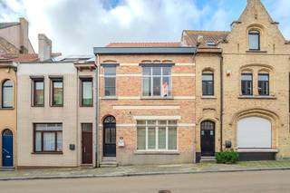 Instapklare en lichtrijke woning met vijf slaapkamers te koop. De woning is gelegen op een toplocatie in Nieuwpoort-Stad, een populaire en...