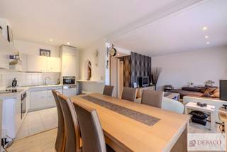 Ruim handelspand op een uitstekende locatie te Berlaar! <br /><br />Welkom in dit ruim handelspand met een mooie commercieel gelijkvloers en prachtig appartement met 3 slaapkamers! Dit unieke handelspand met veel mogelijkheden is gelegen op een uitstekende locatie nabij het centrum en station van Berlaar en geniet deze eigendom van een uitstekende zichtbaarheid, vlotte bereikbaarheid en tal van mogelijkheden! <br /><br />Op het gelijkvloers is er een mooie en ruime commerciële ruimte (momenteel gebruikt als slagerij) dat vele mogelijkheden biedt! <br /><br />De eerste verdieping is voorzien van een mooie lichtrijke woonkamer die naadloos overgaat tot de moderne en geïnstalleerde keuken. Vanuit de leefruimte krijgt u toegang tot het fantastisch en zonnig terras waar het heerlijk vertoeven is in de zomer! Op deze verdieping is er een functionele berging aanwezig en de badkamer die is voorzien van een bad, douche, dubbele lavabo en toilet. <br /><br />Op de tweede verdieping zijn er 3 mooie volwaardige slaapkamers aanwezig! <br /><br />Ten slotte is er helemaal achteraan nog een garage aanwezig!<br />Stedenbouwkundige inlichtingen & maatregelenregister zijn in aanvraag. <br /><br />Troeven: <br />+ Ruim handelspand <br />+ Appartement met 3 slaapkamers <br />+ Toplocatie nabij centrum Berlaar<br />+ Energiezuinig EPC label B <br />+ Fantastisch zonnig terras!<br /><br />Hebt u interesse in dit unieke handelspand op toplocatie te Berlaar? <br />Contacteer ons via info@debaco.be of bel ons op 014/73.77.77 voor een bezoek ter plaatse!