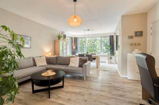 Indeling:<br /><br />Verdieping 2 (bereikbaar met de trap):<br />- leefruimte<br />- volledig uitgeruste open keuken<br />- apart toilet<br />- slaapkamer 1 (7,20 m²)<br />- badkamer voorzien van een inloopdouche, lavabo en aansluitingen voor een wasmachine (4,50 m²)<br />- slaapkamer 2 (9,50 m²)<br />- terras (3 m²| bereikbaar vanuit slaapkamer 2)<br />- slaapkamer 3 (13,50 m²)<br /><br />Verdieping -1:<br />- privatieve kelderberging (4 m²)<br /><br />Bijzonderheden:<br />- prachtig appartement met 3 slaapkamers<br />- gunstige EPC-score en conforme elektriciteit<br />- keuken werd vernieuwd in 2022<br />- ramen werden vernieuwd in 2020<br />- dak, dakgoten en terrassen van het gebouw werden vernieuwd<br />- gunstig gelegen nabij winkels, supermarkten, horeca, scholen en openbaar vervoer, met een vlotte verbinding naar Antwerpen, Wilrijk en de Hobokense Polder op korte afstand<br /><br />Bent u geïnteresseerd in dit appartement te koop in Hoboken? Aarzel dan niet om contact met ons op te nemen via janice.racaj@dewaele.com of op 03 206 76 73.<br />Wenst u uw eigendom ook te koop of te huur te stellen? We helpen u graag verder.<br />Steeds tot uw dienst om u verder te helpen met al uw vragen over vastgoed!<br /><br />Bestuursmaatregelen in het maatregelenregister: nee