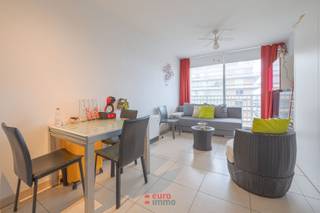 Op zoek naar een ideale pied-à-terre in het bruisende centrum van Nieuwpoort? Dan is deze gerenoveerde studio precies wat u zoekt! Dankzij de zuidwest oriëntatie geniet u hier van een aangename lichtinval, met bovendien een leuk zijdelings zicht op de zee én een mooi uitzicht op het hinterland. Twee werelden die hier op een unieke manier samenkomen!<br /><br />De studio zelf werd volledig gerenoveerd en is helemaal klaar om zonder zorgen in te trekken. Ideaal dus als vaste pied-à-terre aan zee, waar u telkens weer met een gerust hart naartoe kan komen. Bovendien wordt ze gemeubeld aangeboden waardoor verhuizen helemaal niet nodig is.<br /><br />Kortom: een instapklare studio op een centrale locatie met een streepje zee erbij. Twijfel dan ook niet langer en maak snel uw afspraak voor een bezichtiging!<br /><br />EPC: 245.