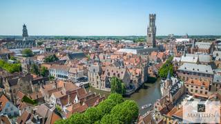 Genesteld tussen de Rozenhoedkaai en het Astridpark, in de Gouden Driehoek van Brugge, kan u deze verrassend ruime woning vinden. U zult hier leven in het midden van het historisch centrum, zonder de overlast van toeristen. De bruikbare oppervlakte is maar liefst 380 m² !<br /><br />Huidige samenstelling: inkom met vestiaire. Zeer ruime polyvalente zaal (kan een prachtige woonkamer worden) met aansluitende stadstuin met verbazend veel zon en groen. Professionele keuken. Wijnkelder.<br />Op het eerste verdiep: salon met zicht naar de Onze Lieve Vrouw kerk en veel lichtinval (extra slaapkamer?). Keuken. Sanitaire ruimte van het voormalig restaurant (extra badkamer?). 3 Slaapkamers waarvan de masterbedroom met zonnig terras. Badkamer en douchekamer.<br />De zolder doet vandaag dienst als bureau en bergruimte maar kan zeker omgebouwd worden naar 2 (misschien zelfs 3) extra slaapkamers.<br /><br />Deze woning op absolute topligging biedt heel veel potentieel en is tegelijk perfect instapklaar. Perfect voor wie de gedroomde combinatie van een centrale ligging en rust zoekt in hartje Brugge!<br /><br />Neem contact met me op voor al uw vragen of om een vrijblijvend bezoek ter plaatse vast te leggen (7 dagen op 7): 0478 93 72 00 of maxime@maelsteen.be