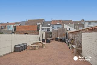 Op zoek naar een ruime en gerenoveerde woning? Deze karaktervolle woning in Oostende biedt maar liefst zes slaapkamers, een ruime leefruimte, een grote keuken, een aangename tuin met uitweg achteraan en een ruime garage/opslagplaats. Dankzij de veelzijdige indeling is dit een ideale woning voor een groot gezin, wie graag thuis werkt of gewoon nood heeft aan extra ruimte.<br /><br />Via de inkomhal komen we in de gezellige living, voorzien van een parketvloer, centrale verwarming en een trap naar de verdiepingen. Aansluitend bevindt zich de bijzonder ruime keuken met tegelvloer en twee lichtkoepels die zorgen voor een aangename natuurlijke lichtinval. De keuken is uitgerust met een praktisch kookeiland, gasfornuis, dampkap, natuurstenen werkblad, vaatwasmachine, koelkast, anderhalve spoelbak en een liftdeur voor de microgolfoven. Er is bovendien voldoende ruimte voor een diepvries.<br /><br />Op het gelijkvloers bevinden zich verder een bureau of berging, een afzonderlijk toilet en een ruime badkamer met inloopdouche, dubbele lavabo met meubel en toilet. Achteraan beschikt de woning over een overdekt gedeelte dat extra mogelijkheden biedt als bergruimte, hobbyruimte of beschutte buitenruimte.<br /><br />Een absolute troef is de aangename tuin met terras en uitweg achteraan. De ruime garage/opslagplaats van ongeveer 40 m² is bijzonder praktisch en biedt voldoende plaats voor een wagen, fietsen, materiaal of hobby's.<br /><br />Op de eerste verdieping bevinden zich drie slaapkamers, waarvan één voorzien is van ingemaakte kasten, evenals een apart toilet. De tweede verdieping beschikt opnieuw over drie slaapkamers en een berging die nog verder kan worden afgewerkt. In totaal beschikt de woning hierdoor over maar liefst zes slaapkamers, wat bijzonder veel mogelijkheden biedt voor gezinnen of wie meerdere kamers wenst in te richten als bureau, hobby- of logeerkamer.<br /><br />Ook op technisch vlak beschikt de woning over interessante troeven. Er is centrale verwarming op aardgas, een zonneboiler, een installatie van 12 zonnepanelen met groenestroomcertificaten en heeft een EPC B. Daarnaast is er een ruime regenwaterput van maar liefst 52.000 liter, aangesloten op de toiletten, wasmachine en buitenkraan. De aanwezige pelletkachel kan eventueel worden overgenomen.<br /><br />Boven de woning bevindt zich bovendien nog een ruime zolder van ongeveer 36 m², voorzien van een OSB-vloer, onderdak en vloerisolatie. Deze ruimte zorgt voor heel wat extra bergruimte en biedt eventueel mogelijkheden voor verdere inrichting.<br /><br />Een woning met bijzonder veel mogelijkheden en ruimte, gelegen in Oostende. Zeker een bezoek waard!<br /><br />Contacteer ons en plan uw bezoek in!