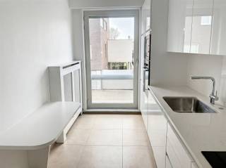 <p><span>Topper! </span></p><p><span>Dit appartement is gelegen in het centrum van Oudenaarde op wandelafstand van het station, park, winkels.</span></p><p><span>Het twee slaapkamer appartement is als volgt ingedeeld: een inkomhal met vestiaire en apart toilet, ruime lichtrijke leefruimte, grote ingerichte eetkeuken, badkamer met ligbad, lavabo en toilet, twee slaapkamers met ingemaakte kasten.</span></p><p><span>Gemeenschappelijke fietsenberging.</span></p><p><span>Airconditioning, centrale verwarming en dubbele beglazing met verduistering.</span></p><p><span>Aparte kelder. Mogelijkheid tot het bijkopen van een garage. (30.000euro)</span></p><p><span>Ideaal investeringsvastgoed.</span></p><p><span> </span></p><p><span>Bezoek na afspraak met Anouk v Pattymo 0476/63.56.28</span></p>