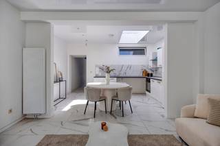 <p>immo DAVID stelt voor: volledig gerenoveerde gesloten bebouwing met zuidgerichte tuin in Drogenbos.<br /><br />U wordt verwelkomd in een lichtrijke inkomhal (8 m²). Links een polyvalente ruimte (12 m²), ideaal als bureau, praktijk of speelkamer. Verder een apart toilet, een tweede kamer (9 m²) en een open, volledig uitgeruste keuken die overgaat in de leefruimte (28 m²). Aansluitend een veranda (10 m²) met directe toegang tot de zuidgerichte tuin.<br /><br />Op de eerste verdieping: slaapkamer (12 m²) en badkamer (9 m²) met inloopdouche. De tweede verdieping biedt een ruime zolderkamer (35 m²) met veel lichtinval, geschikt als master bedroom of ontspanningsruimte.<br /><br />De woning heeft EPC-label B en is reeds voorbereid voor zonnepanelen (bekabeling voorzien, enkel panelen nog te plaatsen).<br /><br />Topligging in Drogenbos: rustige, groene omgeving met vlotte verbinding naar Brussel. Buslijnen 50, 75, R53 en R54 in de buurt, station Ruisbroek op 10–12 min wandelen met snelle verbinding naar Brussel-Zuid. In de omgeving: FeliX Art &amp; Eco Museum en natuurgebied Het Moeras.<br /><br />Bestuursmaatregelen in het maatregelenregister: in aanvraag.<br /><br />OPENDEURDAG 09/05/2026 van 11u tot 12u.</p>