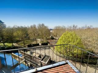 <p><span>OPEN DEUR Zat. 25/4 Deze instapklare flat met terras is vrijblijvend te bezichtigen op zaterdag 25 april tussen 15u00 en 16u00. U bent van harte welkom! Deze gezellige en instapklare flat is uitstekend gelegen in de Schapenstraat, een rustige maar centrale ligging binnen de ring van Leuven, op wandelafstand van winkels, universiteiten en openbaar vervoer. De flat heeft een bewoonbare oppervlakte van ca. 37 m² en bevindt zich op de vierde verdieping van een goed onderhouden residentie, wat zorgt voor rust, privacy en een aangename lichtinval. Ze omvat een inkomhal, een lichtrijke leef- en slaapruimte, een praktisch keukentje en een badkamer met douche en toilet. Dankzij de efficiënte indeling is dit een comfortabele en aangename woonplek. Een extra troef is het mooie terras, waar het heerlijk vertoeven is. Daarnaast is er een gemeenschappelijke fietsenstalling aanwezig in het gebouw. De provisie voor de gemeenschappelijke kosten bedraagt 75 per maand, inclusief voorschot voor verwarming en water. Onmiddellijk beschikbaar. Ideaal voor wie op zoek is naar een rustig gelegen studio in het hart van Leuven.</span></p>