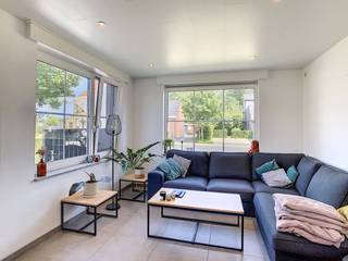 Deze energiezuinige, halfopen bebouwing vinden we terug aan de rand van de Poperingse ring. Een ideale uitvalsbasis met het stadscentrum en supermarkten op relatief korte afstand. Parkeren kan op de oprit of in de garage.<br /><br />Indeling:<br /><br />* Gelijkvloers 0:<br />- inkomhal<br />- apart toilet<br />- lichtrijke woonkamer (17 m²)<br />- open keuken met eetplaats (26 m²) uitgerust met ingemaakte kasten, een dubbele spoelbak, oven, vaatwasser, keramische kookplaat met dampkap en oven<br />- wasplaats/bering<br />- gelijkvloerse slaapkamer/bureau (16 m²) met ensuite badkamer voorzien van een inloopdouche, wastafel en linnenkast<br /><br />* Verdieping +1:<br />- nachthal<br />- 3 slaapkamers (12, 11 & 11 m²)<br />- badkamer (9 m²) voorzien van een wastafel met linnenkast, toilet en inloopdouche<br /><br />* Buitenniveau:<br />- afsluitbare, ruime oprit/terras met poort<br />- ruime garage met elektrische poort<br /><br />=> EPC-label B<br />=> Beschikbaar vanaf 1/10/2026<br />=> Rolluiken aanwezig