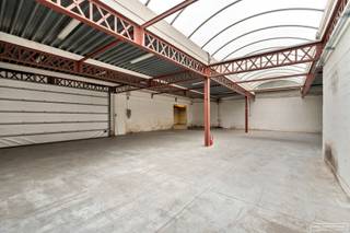 <h3><strong>Magazijn</strong></h3>

<ul>
	<li>1605 m² </li>
	<li>kan apart opgedeeld worden in meerdere delen</li>
	<li>aparte bureauruimte</li>
	<li>lichtstraten </li>
	<li>gepolierde beton </li>
	<li>3 sectionaalpoorten</li>
	<li>Verwarming</li>
	<li>Geïsoleerd dak in het magazijn</li>
	<li>Lichtkoepels</li>
	<li>Parking aan voordeur en onder afdak</li>
</ul>

<h3>Interesse? Neem contact op</h3>
Contacteer gerust Sarah voor een afspraak via sarah@maesconceptimmo.be 