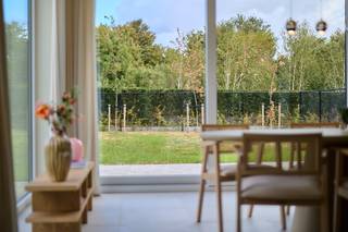 Onze kijkwoning in Residentie Hugo is helemaal klaar.<br /><br />Kom binnen en ontdek zelf de ruimte, afwerking en het wooncomfort van deze energiezuinige woning in het centrum van Ingooigem.<br /><br />De woning telt 2 verdiepingen en biedt een ruime, lichtrijke leefruimte met ingerichte eilandkeuken, <strong>3 slaapkamers</strong>, een afgewerkte badkamer en veel wooncomfort. Buiten geniet je van een ruim terras van 35 m² én een private tuin.<br /><br />Ook energetisch zit je hier goed, met moderne technieken voor verwarming, koeling en ventilatie en zonnepanelen.<strong> Aankoop aan 6% btw</strong> is mogelijk.<br /><br />Een ondergrondse parkeerplaats, extra berging en een fietsenstalling maken het geheel compleet.<br /><br />Benieuwd hoe het hier écht woont? Kom onze kijkwoning zelf ontdekken. Plan je bezoek.
