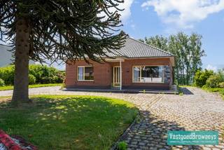Ben je een kleine zelfstandige op zoek naar extra ruimte voor je activiteit? Of heb je nood aan heel wat opslagplaats? Dan is deze veelzijdige bungalow precies wat je zoekt!<br /><br />Deze eigendom geniet van een strategische ligging langs een vlotte verbindingsweg tussen Brakel en Oudenaarde. Je profiteert hier van een uitstekende bereikbaarheid én van een groene, rustige omgeving achteraan het perceel – de perfecte combinatie van werken en wonen.<br /><br />De woning biedt een praktische en doordachte indeling met een dubbele garage, inkomhal, drie volwaardige slaapkamers, een lichtrijke en ruime woonkamer, keuken, badkamer, veranda, kelder en extra bergruimte. Via een vaste trap bereik je de zolder, die momenteel ingericht is als stockageplaats.<br /><br />U kan makkelijk deze woning naar een D label brengen door de vloer die grenst aan de kelder te isoleren, de aanwezige isolatie op de zoldervloer te verdikken naar 18cm isolatie en plaatsen van zonnepanelen. <br /><br />Een absolute troef is de polyvalente ruimte achteraan, die zowel bereikbaar is via de garage als via een aparte toegang langs achter. Ideaal voor zelfstandige activiteit, atelier, opslag of hobbyruimte. Benieuwd naar de mogelijkheden? Ontdek zelf het potentieel van deze eigendom!<br /><br />Interesse? Neem vandaag nog contact met ons op voor meer informatie of een bezoek.<br />📞 055 59 50 10<br />📧 stefanie@vastgoedbrowaeys.be