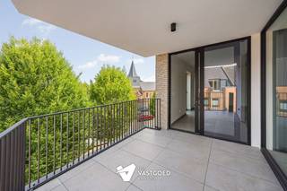 <p><span>Energiezuinig wonen op de tweede verdieping.</span></p><p><span> </span></p><p><span>Dit appartement op de tweede verdieping beschikt over 82,75 m² bewoonbare oppervlakte, 1 slaapkamer en een terras van 11,66 m². De indeling is comfortabel en overzichtelijk, met een aangename leefruimte en een praktische buitenruimte. 6% btw tarief mogelijk en E-peil 10 met vrijstelling van het KI in de eerste 5 jaar.</span></p><p><span> </span></p><p><span>De keuken wordt nog gekozen door de koper, met een budget van 12.500 euro excl. btw. Zo geeft u het appartement nog uw eigen karakter.</span></p><p><span> </span></p><p><span>Het appartement is voorzien van toekomstgerichte technieken zoals zonnepanelen, geothermische verwarming en koeling, ventilatiesysteem D en aluminium ramen met dubbele beglazing. Het gunstige E-peil 35 zorgt voor extra energiezuinigheid. </span></p><p><span> </span></p><p><span>6% BTW tarief mogelijk!</span></p><p><span> </span></p><p><span>Een aantrekkelijk appartement voor eigen bewoning of investering.</span></p>