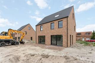 <p><span>6% BTW MOGELIJK!!</span></p><p><span> </span></p><p><span>"Thuiskomen is geen plaats, het is een gevoel en dat gevoel begint hier."</span></p><p><span> </span></p><p><span>Ben je op zoek naar een zeer energiezuinige woning met een kwalitatieve afwerking en ruim perceel? Ontdek dan snel deze vrijstaande nieuwbouwwoning in Balen, waar comfort, stijl en duurzaamheid samenkomen in één harmonieuze woonbeleving!</span></p><p><span> </span></p><p><span>Gelijkvloers: Inkomhal met afzonderlijk toilet, ruime en lichtrijke leefruimte met open keuken (voorzien van alle comfort), berging,</span></p><p><span>Verdieping 1: Nachthal, afzonderlijk toilet, drie slaapkamers en badkamer  (voorzien van dubbele lavabo, ligbad en instapdouche).</span></p><p><span>Verdieping 2: Afgewerkte zolderkamer met mogelijkheid tot opsplitsing in twee kamers + technische ruimte.</span></p><p><span> </span></p><p><span>Met een doordacht plan, mooie budgetten en duurzame materialen is dit de ideale woning voor wie wil wonen met stijl én toekomstvisie!</span></p><p><span> </span></p><p><span>Troeven op een rijtje: Mogelijkheid tot 6% BTW (sloop- en wederopbouwregelgeving!), duurzame materialen en kwalitatieve afwerking, vloerverwarming op gelijkvloers én eerste verdieping (ook in de slaapkamers), zonnepanelen van 5000 Wp,hybride omvormer minimum 5 kwp, thuisbatterij, regenwaterput van 10.000L aangesloten op toiletten en vorstvrije gevelkraan, watertoets (G- en P-score: A), gunstige ligging - goede verbindingsmogelijkheden!</span></p><p><span>De opgenomen energiescore = van de startverklaring EPB en houdt geen rekening met de extra's zoals de betere beglazing, zonnepanelen,... Dus de werkelijke energiescore gaat een stuk lager liggen!</span></p><p><span> </span></p><p><span>Grijp nu je kans en ontdek deze parel voor het te laat is! Contacteer ons snel voor een bezoek ter plaatse. Kenneth (kenneth.pollet@vastgoedhuys.be) op 0472/03 25 88 of Melissa (melissa.cardaci@vastgoedhuys.be) op 0486/54 71 80.</span></p>