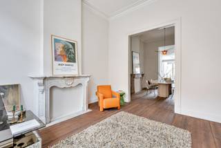 In het centrum van Kortrijk vinden we deze in 2025 gerenoveerde herenwoning.De woning werd tijdens de renovatie volledig gestript (alle technieken...