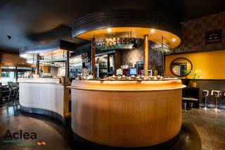 Bent u op zoek naar een unieke horecakans in het bruisende hart van Eeklo? Dan is dit uw moment! <br /><br />Een gevestigde naam op de Markt van Eeklo, wordt nu ter overname aangeboden. Deze charmante brasserie, gelegen in een historisch pand met een prachtig uitzicht op het levendige stadsplein, biedt een ongeëvenaarde combinatie van sfeer, kwaliteit en potentieel.<br /><br /><strong>Troeven:</strong><br /><br /><strong>*Uitstekende locatie</strong>: Gelegen op de Markt, de centrale ontmoetingsplaats van Eeklo, trekt deze brasserie zowel lokale bewoners als toeristen aan. De locatie biedt een constante stroom van potentiële klanten en geweldige zichtbaarheid.<br /><br /><strong>*Authentieke sfeer:</strong> Het interieur van de brasserie straalt een warme en gastvrije ambiance uit, met stijlvolle decoraties die de rijke geschiedenis van het pand eer aandoen. Dit zorgt voor een unieke eetervaring die klanten keer op keer terug doet komen.<br /><br /><strong>*Ruime zitgelegenheid:</strong> Met een ruime eetzaal en een prachtig terras biedt de brasserie voldoende zitplaatsen voor grote groepen en intieme diners. Het verwarmde terras is een populaire plek heel het jaar door, ideaal voor een gezellige lunch of een ontspannen drankje.<br /><br /><strong>*Sterke reputatie:</strong> Dankzij jaren van toegewijde service en hoge kwaliteit heeft deze zaak een uitstekende reputatie opgebouwd. Veel trouwe klanten waarderen de persoonlijke touch en de constante kwaliteit van het eten en de service.<br /><br /><strong>*Groeipotentieel</strong>: Voor de nieuwe eigenaar zijn er talloze mogelijkheden om de zaak verder te laten groeien. Denk aan uitbreidingen van het menu, het organiseren van evenementen of het benutten van de extra zaal boven voor familiefeesten of vergaderingen. De markt en de locatie bieden eindeloze mogelijkheden voor innovatie en groei.<br /><br /><strong>*Woongelegenheid: </strong>Boven de zaak is er nog een ruim duplex appartement aanwezig met 3 slaapkamers, wat de mogelijkheid geeft om te wonen boven uw zaak. <br /><br /><br /><strong>Uw Investering:</strong><br />De overname van deze gekende zaak is een uitstekende investering voor ondernemers die willen profiteren van een goedlopende zaak met een gevestigde naam. De eigenaars zijn bereid om een uitgebreide overdracht te voorzien en hun ervaring en kennis te delen om een soepele overgang te garanderen.<br />Grijp deze kans om eigenaar te worden van een bloeiende brasserie in een van de meest gewilde locaties van Eeklo. Neem vandaag nog contact met ons op voor meer informatie en om een bezichtiging te regelen.<br /><br />De vraagprijs is deze voor de overname van het handelsfonds. Een overname aandelen van de vennootschap is ook bespreekbaar. <br />