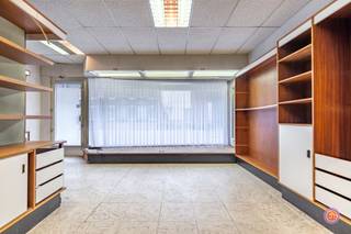 Vandaag nemen we je mee naar deze zeer ruime woning met enorm veel potentieel gelegen in Sint-Amands in de Winkelstraat 10, met winkelvoorzieningen...