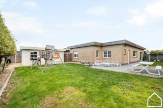 Gelijkvloerse woning met 3 SLPKS, garage en tuin in een rustige buurt te Houthulst.<br /><br />ONTDEK DE VASTGOEDVIDEO; https://youtube.com/embed/_CXtPWZ-tAY<br /><br />Indeling;<br /><br />Inkom (3,5m²) - open leefruimte (26m²) - Volledig uitgeruste keuken met eiland bestaande uit: vaatwasser, Amerikaanse frigo, SMEG gasfornuis 7 pits met 3 ovens en warmhoudplaat, microgolfoven en wasbekken (20,8m²) - apart toilet - inpandige garage met automatische sectionale poort, douchecel en inbouwkasten (26,2m²) - nachthal (8,3m²) - 3 slaapkamers (15,2m² - 12,5m² - 10,5m²) - bergruimte / bureau (5,1m²) - badkamer met handdoekradiator, toilet, ligbad, dubbele lavabo, inloopdouche (9,3m²) - tuin met terras (140m²) - tuinberging (26m²) zij-oprit (100m²)<br /><br />Extra: overal centrale verwarming op aardgas, conforme EK, zonnepanelen, elektrische rolluiken, alles op het gelijkvloers, asbestveilig,...