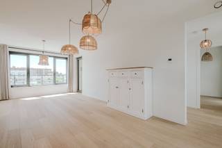 <p><span>Instapklaar en energiezuinig wonen in het hart van het Zilverkwartier</span></p><p><span>Welkom in residentie </span><span>Het Zilverkwartier</span><span>, een recente en kwalitatieve woonontwikkeling uit 2021 waar comfort, duurzaamheid en een uitstekende ligging hand in hand gaan. Dit stijlvolle appartement op de derde verdieping biedt een hedendaagse woonbeleving met veel natuurlijk licht, hoogwaardige afwerking en een zonnig terras met zicht op de groene binnentuin.</span></p><p><span> </span></p><p><span>OMGEVING</span></p><p><span>Het appartement geniet van een centrale ligging met alle dagelijkse voorzieningen binnen handbereik. Winkels, horeca, diensten en openbaar vervoer bevinden zich op wandelafstand. Dankzij de vlotte verbindingen met fiets en tram, bereik je Antwerpen en de ruime omgeving snel en efficiënt. Bovendien woon je hier in een aangename en rustige omgeving met een groene gemeenschappelijke binnentuin als extra troef. De aanwezigheid van een supermarkt in het gebouw zorgt voor een ongeëvenaard dagelijks comfort.</span></p><p><span> </span></p><p><span>INDELING</span><span> </span></p><p><span>Via de inkomhal bereik je de lichtrijke leefruimte, waar grote raampartijen zorgen voor een aangenaam lichtinval en een open gevoel. De stijlvolle open keuken is volledig geïntegreerd in de leefruimte en afgewerkt met kwalitatieve materialen. Verder beschikt het appartement over een volwaardige slaapkamer, een extra ruimte die perfect kan dienen als bureau, dressing of hobbykamer, een moderne badkamer uitgerust met een ruime inloopdouche, een apart gastentoilet en een praktische wasruimte.</span></p><p><span> </span></p><p><span>Vanuit de leefruimte heb je toegang tot het zonnige terras van ca. 9 m², waar je in alle rust kan genieten van het uitzicht op de verzorgde binnentuin.</span></p><p><span> </span></p><p><span>Bij het appartement hoort een privatieve kelderberging en is er een gemeenschappelijke fietsenberging aanwezig. Een ruime ondergrondse auto staanplaats verplicht bij aan te kopen voor € 25.000.</span></p><p><span> </span></p><p><span>BIJZONDERHEDEN</span></p><p><span>- Recent appartement (bouwjaar 2021)</span></p><p><span>- EPC-label A</span></p><p><span>- Vloerverwarming</span></p><p><span>- Warm water via warmtenet</span></p><p><span>- Hoogwaardige afwerking met prachtig eiken parket</span></p><p><span>- Gemeenschappelijke fietsenberging</span></p><p><span>- Zonnig terras van ca. 9m²</span></p><p><span>- Lift aanwezig</span></p><p><span>- Groene gemeenschappelijke binnentuin</span></p><p><span>- Supermarkt in het gebouw</span></p><p><span>- Uitstekende bereikbaarheid</span></p><p><span>- Ideaal voor eigen bewoning of als investering </span></p><p><span> </span></p><p><span>Een instapklaar appartement waar licht, comfort en energiezuinigheid samenkomen op een toplocatie.</span></p>