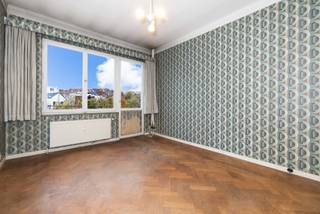 SCHAERBEEK, Dailly district, close to Place des Bienfaiteurs, Square Armand Steurs, Josaphat Park, public transport and all other amenities, come and discover this ± 86m² 2-bedroom flat in need of renovation. Located on the 3rd floor of a condominium with a breathtaking view of Square Emile Duployé and Avenue Paul Deschanel, the property is composed as follows: large entrance hall with security door and separate cloakroom, living room of ± 33m², unfitted kitchen with the possibility of knocking down the partition wall to the living room to create a larger and more modern space, bathroom, separate toilet, 2 bedrooms (± 13m² and ± 13.5m²), terrace with storage room of ± 7m² facing south-east (accessible via the 2 bedrooms) and cellar. EPC: D, 190kWh/ (m²/year). Provision for charges: ± €250/month (communal, hot water, cold water, heating and reserve fund). Possibility to purchase a garage box: €40.000. Technical aspects: electricity NOT compliant, new condensing gas boiler (2024), water softener, PVC double glazing (except one). Cadastral income: €1,090.00. Ideal as a first home and/or investment! INFORMATION TREVI EST: 02.733.77.77.
Measurements given for information purposes only.
Visit our Facebook page Trevi East