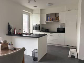 Op zoek naar een comfortabele en energiezuinige woning met ruimte voor het hele gezin? Deze moderne woning in een rustige woonwijk combineert hedendaags wooncomfort met een uitstekende ligging. <br /><br />De woning beschikt over:
<ul>
	<li>Een inkomhal</li>
	<li>Een lichtrijke woonkamer met terrasraam</li>
	<li>Een moderne, volledig ingerichte open keuken met eiland, koelkast, keramische kookplaat, dampkap, oven en vaatwasmachine</li>
	<li>Een praktische berging</li>
	<li>Een apart toilet beneden</li>
	<li>Een garage</li>
	<li>Een zonnige tuin met terras</li>
	<li>4 ruime slaapkamers</li>
	<li>Een apart toilet op de bovenverdieping</li>
	<li>Een ruime badkamer met ligbad, inloopdouche en dubbel lavabomeubel</li>
	<li>Een ruime zolder, bereikbaar via een vaste trap</li>
</ul>
<br />Extra troeven: zonnepanelen, regenput en een laag energieverbruik dankzij een E-peil van 32. De woning wordt verwarmd op aardgas. <br /><br />Toplocatie: rustig gelegen en toch op slechts 1 km van het handelscentrum van Eeklo. Winkels, bakkers, slagers en andere voorzieningen zijn vlot te voet of met de fiets bereikbaar. <br /><br />Huurprijs € 1.125 per maand. <br />Beschikbaar 1 november 2026<br /><br />Zie jij jezelf hier al helemaal wonen? Neem gerust contact op voor een bezichtiging!<br /> 