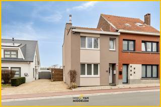 <strong>Immo Van Middelem verkoopt deze charmante, zéér goed onderhouden en praktisch ingedeelde 3-gevelwoning op een perceel van +/- 1a75ca met 2 slaapkamers en een aangename tuin te Sint-Katherina-Lombeek (Ternat).</strong><br /><br />De ligging is bijzonder gunstig op vlak van mobiliteit: de bus (lijn 116 naar Brussel-Zuid) stopt kort bij de woning, het treinstation van Essene-Lombeek ligt op amper 800 m en het centrum van zowel Sint-Katherina-Lombeek als Ternat bevindt zich op slechts vijf minuten. Ook scholen, busverbindingen en de E40 (op- en afrit Affligem) zijn vlot bereikbaar.<br />Een extra troef is de gemeentelijke basisschool De Kiem, op wandelafstand (300 m), evenals een kleine buurtwinkel.<br /><br />De woning werd grondig verbouwd tussen 2012 en 2020 (o.a. crepi met 8 cm isolatie en nieuwe ramen, nieuwe keuken).<br />De huidige eigenaars hebben de woning intussen zeer goed onderhouden en deden de nodige onderhoudswerken: in 2022 werd een Nordica Extraflame pelletkachel van 12kw geïnstalleerd met extra kanalisatie naar de 2 slaapkamers, nieuwe warmwaterboiler (2023), nieuwe badkamer (2023), nieuwe kookplaat (2022) en nieuwe vaatwasser (2024).<br /><br />De huidige indeling is als volgt:<br />- GELIJKVLOERS: inkomhal met trap, living (eetplaats en salon) met toegang tot de tuin, keuken, WC, berging/wasplaats met toegang tot de tuin;<br />- 1ste VERDIEPING: nachthal met 2 slaapkamers, badkamer;<br />- ZOLDERVERDIEPING: bergzolder<br /><br />Betonnen gewelven.<br />EPC: 252 kWh/m².jaar - label C (UC: 2359836), <br />Aansluiting op stadsgas mogelijk (gasleiding voor de deur).<br />Elektriciteit CONFORM tot 2048.<br />ASBESTVEILIG.<br />Vrij ten laatste op 01/07/2026.