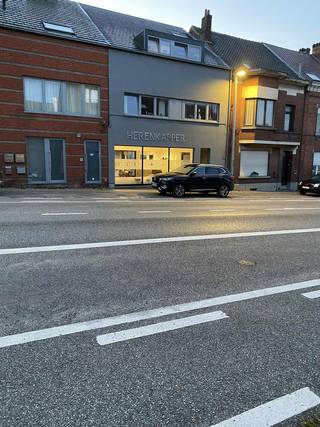 Opbrengsthuis met commerciële ruimte en 2 appartementen – EPC B – Geen renovatieplichtDit veelzijdige opbrengsthuis vormt een uitstekende...