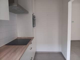 Gezellig 2 slpk app met terras gelegen op een toplocatie aan het Trendy Zuid.<br />Het appartement is op de 1e verdieping in een klein gebouw en bestaat uit: een zonnige gezellige woonkamer ca 20m² met aansluitend een ingerichte keuken.<br />Verder heeft het appartement 2 slaapkamers ca 13m², 9m² waarvan 1 slaapkamer toegang geeft tot het zonnig terras ca 2m² achteraan.<br />Er is een badkamer met douche, toilet en badkamermeubel, er is een aparte berging voorzien van aansluiting wasapparatuur.<br />Gezellig 2 slpk appartement gelegen aan het Trendy Zuid dicht bij het museum van schone kunsten, hogescholen , openbaar vervoer , winkels en restaurants,.. Zeker een bezoek waard!<br />Hp 900€ + 25€ of een totaal van 925€ per maand - beschikbaar onmiddellijk<br /><br />Bijkomende informatie:<br />epc 101kWh/m² – label B<br />gezellig 2 slpk app met terras/1e verdieping te bereiken met een trap<br />cv/water/elek – individuele meters<br />huurwaarborg 3 maanden bij Korfine, via een kapitalisatiebon<br />huurprijs 925€ per maand – beschikbaar onmiddellijk<br />vermelde opp is louter indicatief<br />intredende plaatsbeschrijving deel huurder 200€ + 21% Btw<br />P-score C – G-score C<br />niet in een risicozone voor overstromingen