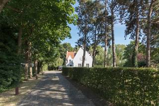 A generously sized building plot suitable for subdivision in a prime location in Nieuwpoort-Bad!<br />In the most sought-after neighbourhood of Nieuwpoort-Bad, in a prime location within the exclusive Simli district, lies this exceptional and generously sized building plot suitable for subdivision, measuring no less than 3,299 m².<br />With a depth of approximately 80 metres and a width of approximately 42 metres, a south-west facing orientation and a location on the edge of the protected green belt and dunes, this plot offers a unique combination of space, tranquillity and exclusivity.<br />The ideal location for anyone wishing to build their dream villa entirely to their own specifications, in a green and secluded setting, within walking distance of the seafront promenade, shops and the centre of Nieuwpoort-Bad.<br />A rare opportunity for anyone seeking a truly exceptional building plot on the Belgian coast.<br />Asking price: on application.<br /><br />
