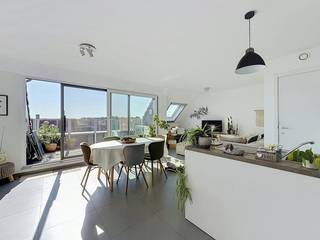 Ruim 1 slaapkamer appartement met terras en kelderberging gelegen op de eerste verdieping. Zeer energiezuinig, nabij het centrum van Veurne en op wandelafstand van het station, supermarkten (Colruyt,..) en buurtwinkels. De aangename stad Veurne is gelegen op 6 km van de kust en is vlot bereikbaar via de autosnelweg E40.<br /><br /><br />INDELING:<br />> Derde verdieping:<br />- Inkom met gastentoilet;<br />- Ruime, lichtrijke leefruimte met open ingerichte keuken;<br />- Moderne keuken voorzien van keramische kookplaat, combi-oven, spoelbak, dampkap en ingebouwde koelkast met vriesvak;<br />- Badkamer met douchebad, wasmeubel en extra handdoekradiator;<br />- Slaapkamer <br />- Terras aan de voorkant van het appartement.<br />- Airco <br /><br />Kelderverdieping:<br />- Kelderberging;<br />- Ondergrondse staanplaats;<br />- Gemeenschappelijke fietsenberging.<br /><br />TROEVEN:<br />- Energiezuinig (EPC A!);<br />- Op wandelafstand van het stadscentrum en station;<br />- TOPlocatie;<br />- Instapklaar.<br /><br /><br />Beschikbaar vanaf 01/12/2026<br />Gemeenschappelijke kosten: + €50,00/maand<br /><br /><br />Ben je geïnteresseerd in dit pand te huur in Veurne? Ga naar de website www.dewaele.com, klik op het pand dat je wenst te huren. Via de rode knop "vraag je bezoek aan" vragen we u kort een profiel in te vullen. Daarna nemen we contact op voor een bezoek. Telefonisch kunnen er geen afspraken gemaakt worden.<br />