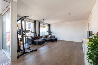 <strong>Huurprijs: 1.100 EUR per maand<br />+ 100 EUR per maand voor ondergrondse autostaanplaats en berging<br />+ 152 EUR per maand gemeenschappelijke kosten<br />Kosten plaatsbeschrijving zijn 50/50 te betalen door huurder en verhuurder<br />Huurwaarborg = 3 maanden huur<br />Beschikbaar: 01/07/2026<br /><br /></strong><strong>BEZOEK AANVRAGEN EN KANDIDAAT STELLEN VIA ONZE WEBSITE: www.deboerenpartners.be</strong><br />Indien u een bezoek wenst aan te vragen aan dit eigendom te huur, dan kan dit enkel via het aanvraagformulier op onze website. U zoekt het betreffende eigendom onder ons 'aanbod te huur', en klikt daarna bovenaan op 'bezoek inplannen'.<br />Daarna doorloopt u alle stappen en vult u de gevraagde gegevens in. Wij behandelen uw aanvraag binnen de 2 werkdagen en contacteren u daarna. Omwille van het grote aantal aanvragen, worden verzoeken via Immoweb, Immoscoop of Spotto niet behandeld.<br /><br /><span>Beschrijving van het appartement:<br /></span><br />Dit prachtige appartement in het hartje van Turnhout biedt een uitstekende woonervaring. Dit appartement van 113m² bevindt zich op de tweede verdieping van de Turnova Toren. Het omvat een inkom met vestiaire, toilet, leefruimte met eetkamer op parket, open keuken (ingericht met combi-oven, koelkast met vriesvak, keramische kookplaat, vaatwasser en telescopische dampkamp met koolstoffilter), bijkeuken, 2 slaapkamers op parket, badkamer en een uniek terras van 17m² (westgericht).<br /><br />Tevens beschikt het appartement over een ondergrondse parkeerplaats (P443). <br />Daarnaast is er ook een private berging (B22).<br /><br /><span>Bijzonderheden:</span><br />- Lift aanwezig<br />- ondergrondse autostaanplaats en berging<br />- Centrale ligging nabij winkels, openbaar vervoer, scholen en station <br />- Energiezuinig appartement met energielabel A