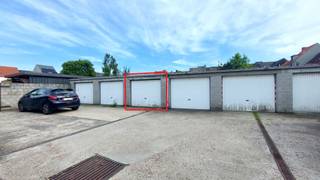 Gesloten garagebox in Bredene Dorp aan de Sluizenstraat.Met inrit aan de Sushi bar - Wu ShiStandaard garagebox met gesloten manuele poort.Geen water...