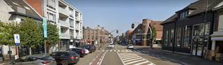 Op een uitstekende locatie in Neerpelt bevindt zich dit ruime commerciële gelijkvloers met een gevelbreedte van maar liefst ca. 15 meter. Dankzij de brede vitrine geniet uw zaak van een maximale zichtbaarheid. Met een bruikbare oppervlakte van ca. 565 m² biedt dit pand tal van mogelijkheden voor uiteenlopende commerciële activiteiten. Bovendien is er ruime parkeergelegenheid vlak voor de deur, wat zorgt voor een vlotte bereikbaarheid voor klanten en bezoekers. Het pand is tevens TE KOOP. De maandelijkse huurprijs bedraagt 2.000 euro. <br />Onroerende voorheffing ten laste van de huurder. EPC LABEL X. <br />Interesse in dit veelzijdige bedrijfsvastgoed in de regio Neerpelt?<br />Contacteer ons via 054 33 62 52 of info@immodelestre.be<br />www.immodelestre.be