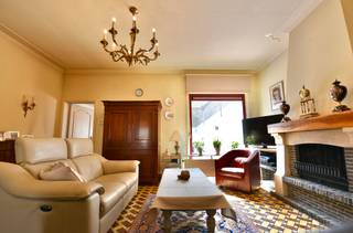 Op zoek naar een woning met een centrale ligging en tal van mogelijkheden? Dan is deze gezellige woning in Eeklo zeker een bezoek waard.
Bij het betreden van de woning komt u via de inkomhal terecht in een lichtrijke leefruimte met een aangename woonkamer en eetkamer, met een uitnodigende sfeer. Aansluitend bevindt zich de extra eetplaats, een gezellige plek om dagelijks samen te genieten en nadien de keuken.
De woning beschikt momenteel over twee slaapkamers. Via een vaste trap bereikt u de ruime zolder, die tal van mogelijkheden biedt. Mits de nodige afwerking kunnen hier eenvoudig nog één of twee extra slaapkamers, een hobbyruimte of een thuiskantoor worden ingericht.
De badkamer is uitgerust met een ligbad met douchevoorziening, een lavabo en een toilet. Daarnaast is er een praktische berging aanwezig die zorgt voor extra opbergruimte.
Buiten geniet u van een gezellige, onderhoudsvriendelijke stadstuin waar u dankzij de gunstige zonligging heerlijk kunt ontspannen.
Dankzij de centrale ligging bevinden winkels, scholen, openbaar vervoer en het bruisende stadscentrum van Eeklo zich op wandel- of fietsafstand.
Bent u op zoek naar een woning met potentieel op een uitstekende locatie of een vastgoedinvestering?
Neem dan vandaag nog contact met ons op voor meer informatie of een bezoek ter plaatse via het nummer 09 336 16 15 of mail naar info@vastgoedunicum.be, wij helpen u graag verder!