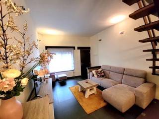 <p>Op zoek naar een instapklare, zorgvuldig onderhouden woning op een toplocatie? Deze charmante stadswoning combineert de absolute rust van een autoluwe, groene straat met het bruisende stadsleven op wandelafstand.</p><p>Gelijksvloer: Via een recent vernieuwde deur kom je binnen in het gezellige salon en de woonkamer, voorzien van een nieuw venster dat zorgt voor heel wat lichtinval. In het verlengde van de leefruimte bevindt zich de propere en goed onderhoude keuken. Verder vind je op het gelijkvloers ook het afzonderlijke toilet, wasruimte en heb je toegang tot een grote, droge kelder die uitstekende opbergmogelijkheden biedt.</p><p>Eerste verdieping: Hier vind je de eerste grote slaapkamer en de ruime badkamer, uitgerust met een ligbad. Vanuit deze verdieping heb je tevens toegang tot het ingesloten dakterras op de keuken: een praktische buitenruimte waar je in absolute privacy (zonder enige inkijk) geniet van de buitenlucht.</p><p>Tweede verdieping: Deze volledige verdieping herbergt nog eens twee volwaardige, grote slaapkamers.</p><p>Toplocatie in Mechelen: Midden in het centrum, vlakbij de winkelstraten en op amper 2 minuten wandelen van de Vismarkt en haar gezellige horeca.</p><p>Rust & Groen: Gelegen in een recent heringerichte, autoluwe straat met extra groenaanleg en enkel plaatselijk verkeer.</p><p>Slim mobiliteitsvoordeel: De hele Mechelse ring is eenrichtingsverkeer, maar als bewoner van deze straat mag je de busstrook volgen tot aan de McDonald’s. Zo rijd je vlot in beide richtingen en sta je met de auto in een handomdraai in het noorden van Mechelen zonder de hele ring rond te moeten rijden!</p><p>Vlot bereikbaar: De autosnelweg is in minder dan 5 minuten bereikbaar.</p>