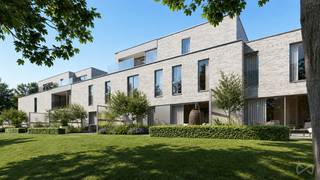 <h2><span>Residentie Helios – Eigentijds wonen in een groene omgeving</span></h2>
<p><span>Ontdek </span><strong><span>Residentie Helios</span></strong><span>, een stijlvol nieuwbouwproject aan de Omleiding 101-105 in Herent. Het project omvat </span><strong><span>18 hedendaagse appartementen</span></strong><span> met één, twee of drie slaapkamers en woonoppervlaktes van circa </span><strong><span>70 tot 120 m²</span></strong><span>. Moderne architectuur, energiezuinig wooncomfort en een groene omgeving komen hier mooi samen.</span></p>
<h3><span>Licht, ruimte en ruime terrassen</span></h3>
<p><span>De appartementen werden ontworpen met bijzondere aandacht voor licht en leefkwaliteit. </span><strong><span>Grote raampartijen</span></strong><span> zorgen voor een aangename, open sfeer en verbinden de leefruimtes met de royale terrassen. Van hieruit geniet je van een prachtig zicht op het </span><strong><span>groene private binnenpark</span></strong><span>, dat een rustig karakter geeft aan de volledige residentie.</span></p>
<p><span>Met verschillende indelingen en oppervlaktes biedt Helios een gevarieerd aanbod. Van een praktisch éénslaapkamerappartement tot een ruim drieslaapkamerappartement: zowel voor eigen bewoning als voor investering zijn er verschillende mogelijkheden.</span></p>
<h3><span>Energiezuinig en comfortabel wonen</span></h3>
<p><span>Residentie Helios combineert hedendaags wooncomfort met moderne, energiezuinige technieken. Ieder appartement wordt onder meer uitgerust met </span><strong><span>vloerverwarming, een warmtepomp, zonnepanelen en ventilatiesysteem D</span></strong><span>. Dit resulteert in een hoog wooncomfort, een gezond binnenklimaat en een bijzonder energiezuinige woning.</span></p>
<p><span>De </span><strong><span>ruime leefterrassen</span></strong><span> vormen bovendien een echte verlenging van de woonruimte en maken het mogelijk om volop te genieten van de groene omgeving.</span></p>
<h3><span>Parkeren en fietsen uit het zicht</span></h3>
<p><span>Onder het gebouw bevindt zich een ruime ondergrondse verdieping met </span><strong><span>autostaanplaatsen en private bergingen</span></strong><span>. Ook voor fietsers is er voldoende ruimte voorzien. Zowel op het gelijkvloers als in de kelder bevinden zich comfortabele fietsenstallingen, met plaats voor gewone fietsen én bakfietsen.</span></p>
<h3><span>Strategische ligging tussen Leuven en Brussel</span></h3>
<p><span>Helios geniet van een centrale ligging in Herent, op korte afstand van Leuven en met een vlotte verbinding richting Brussel. Winkels, scholen, openbaar vervoer en andere dagelijkse voorzieningen bevinden zich in de nabije omgeving. Zo combineert het project een </span><strong><span>groene en aangename woonomgeving met een uitstekende bereikbaarheid</span></strong><span>.</span></p>
<h3><span>Oplevering voorzien in juni 2027</span></h3>
<p><span>De bouwwerken van Residentie Helios zijn momenteel volop aan de gang. De afwerking en oplevering van de appartementen is voorzien tegen </span><strong><span>juni 2027</span></strong><span>.</span></p>
<p><strong><span>Residentie Helios staat voor modern, energiezuinig en comfortabel wonen, met royale buitenruimtes en groen als centrale troef.</span></strong></p>