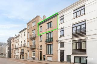 Op zoek naar een instapklare woonst op een centrale locatie in Blankenberge? Deze gezellige duplex van 67 m² combineert een lichtrijke leefruimte met een praktische indeling en een aangename slaapverdieping.<br /><br />Bij het binnenkomen word je verwelkomd in de inkomhal, waar je gemakkelijk schoenen en jassen kwijt kunt. Van hieruit stap je de lichtrijke leefruimte binnen, met aansluitende eetplaats en open keuken. De tegelvloer loopt door over de volledige benedenverdieping en zorgt voor een harmonieus geheel. Naast de keuken bevindt zich een handige bergruimte.<br /><br />Via de trap bereik je de bovenverdieping met de slaapruimte en badkamer, uitgerust met een enkele wastafel, douchecabine en toilet. Daarnaast beschik je hier over een extra berging met een recente verwarmingsketel en aansluiting voor een wasmachine. Als extra troef beschikt de duplex achteraan over een terras dat een aangename buitenruimte biedt.<br /><br />Het appartement is instapklaar en beschikt over een EPC-label B en een conforme elektrische keuring. Bovendien is er geen beroepssyndicus aangesteld, waarbij de gemeenschappelijke kosten beperkt blijven. De ligging in de L. Dujardinstraat maakt deze duplex bijzonder praktisch, met winkels, horeca en andere voorzieningen op korte afstand. Dankzij de gemeubelde verkoop kun je meteen genieten van je nieuwe woonst of de mogelijkheden als investering optimaal benutten.<br /><br />Stedenbouwkundige inlichtingen in aanvraag.<br /><br />Benieuwd naar deze duplex? Neem contact op met Immo Francois in Blankenberge en plan je bezoek.<br /><br />Denk je eraan om je woning in Blankenberge te verkopen? Contacteer Iben van Immo Francois in Blankenberge via iben@immofrancois.be voor een vrijblijvende, gratis schatting.<br /><br />